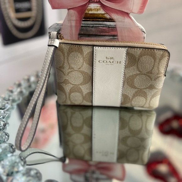 Coach signature. Beige and  white leather zip round wristlet - Picture 8 of 11